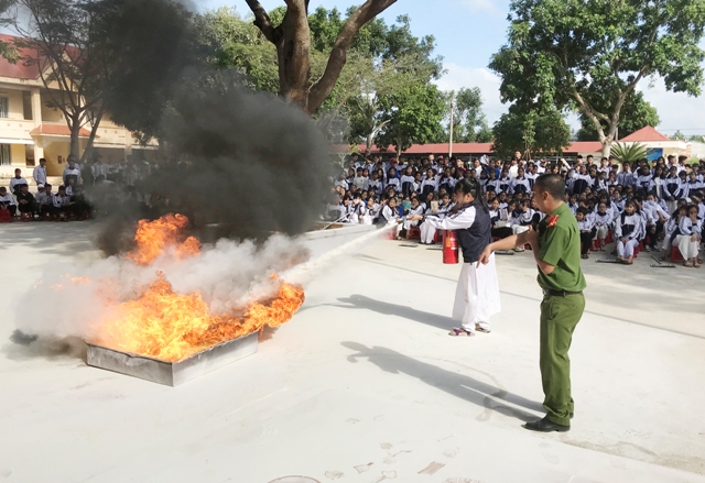 Trang bị kiến thức, kỹ năng phòng cháy, chữa cháy và cứu nạn, cứu hộ cho học sinh, sinh viên 